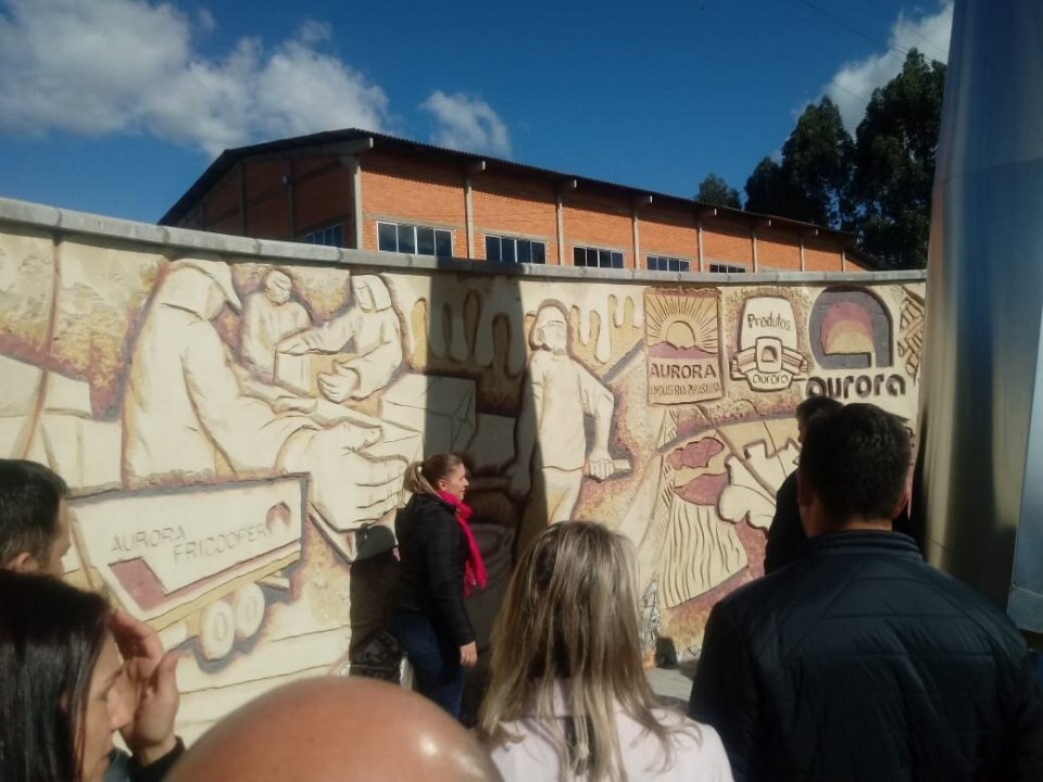 Empregados da Aurora visitam a Praça da Cooperação