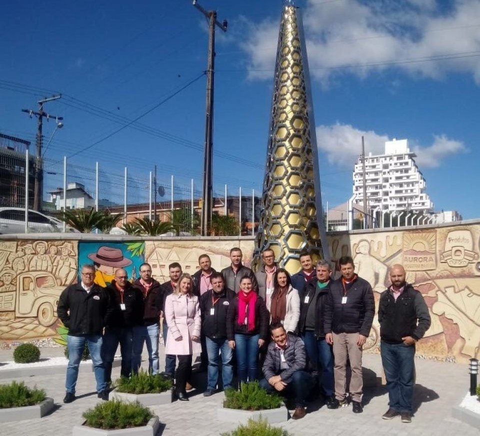 Empregados da Aurora visitam a Praça da Cooperação