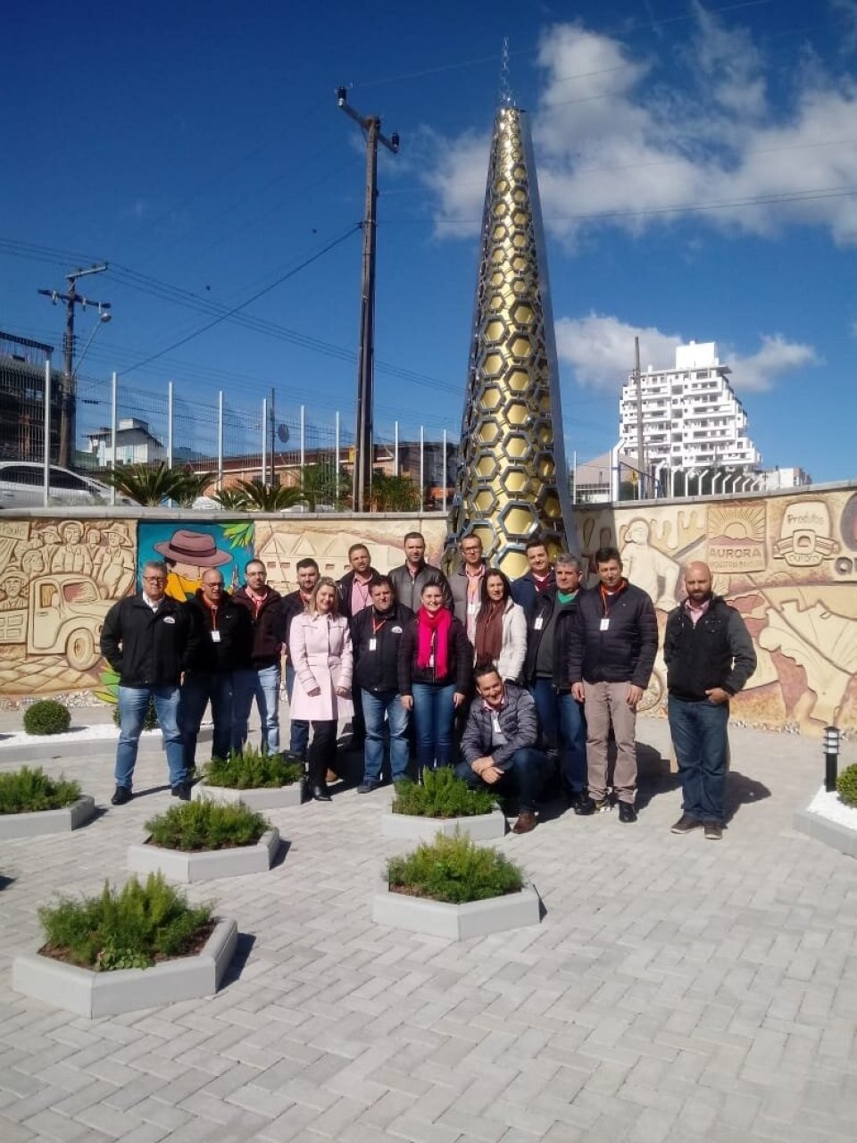 Empregados da Aurora visitam a Praça da Cooperação