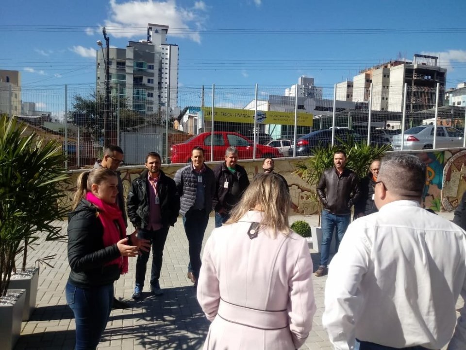 Empregados da Aurora visitam a Praça da Cooperação