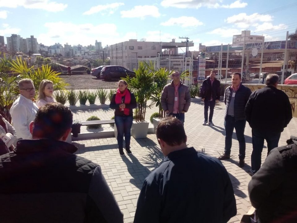 Empregados da Aurora visitam a Praça da Cooperação