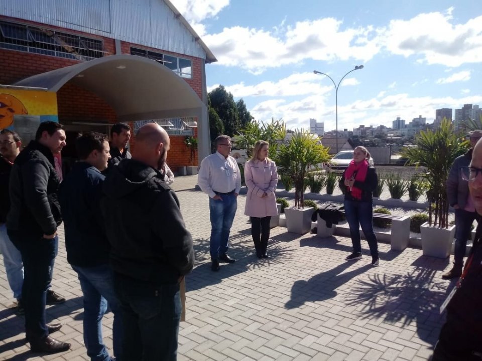 Empregados da Aurora visitam a Praça da Cooperação