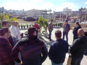 Empregados da Aurora visitam a Praça da Cooperação