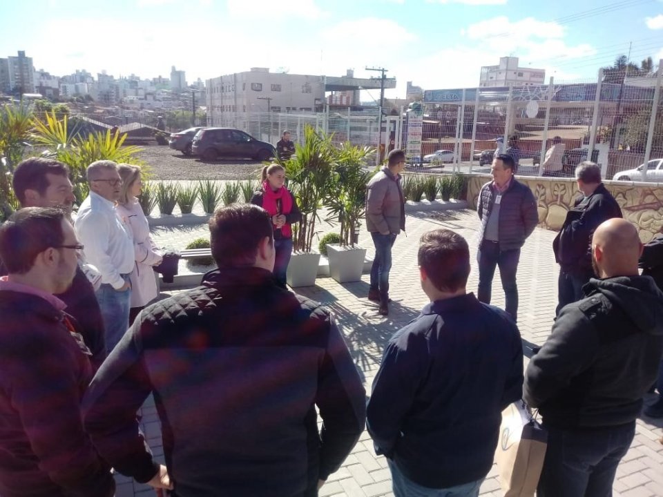 Empregados da Aurora visitam a Praça da Cooperação