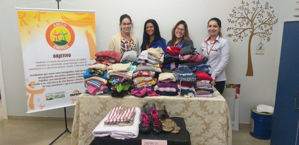 Voluntários do Amigo Energia de Mandaguari realizam campanha do agasalho