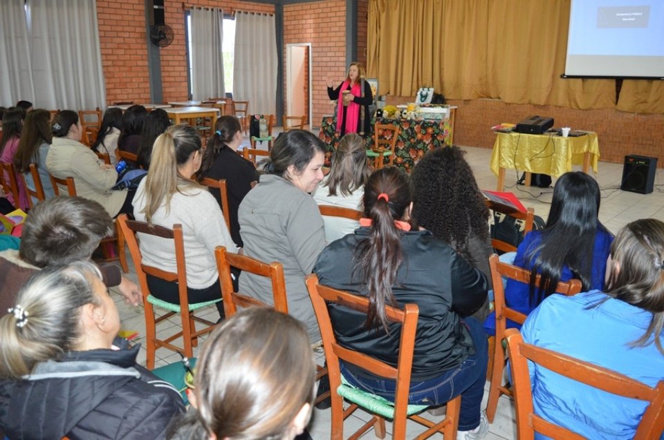 Roda de Leitura realiza formação continuada para professores durante recesso escolar