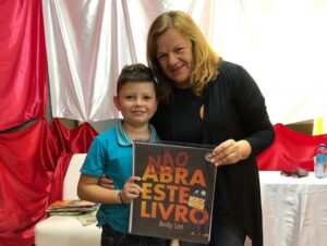 Contação de Histórias encanta pais e alunos no Dia da Família na Escola