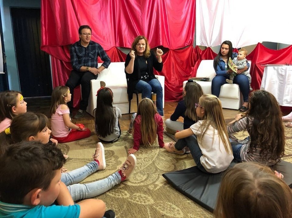 Contação de Histórias encanta pais e alunos no Dia da Família na Escola