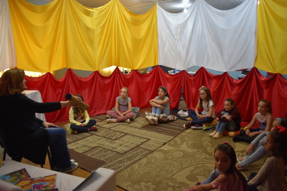 Contação de Histórias encanta pais e alunos no Dia da Família na Escola