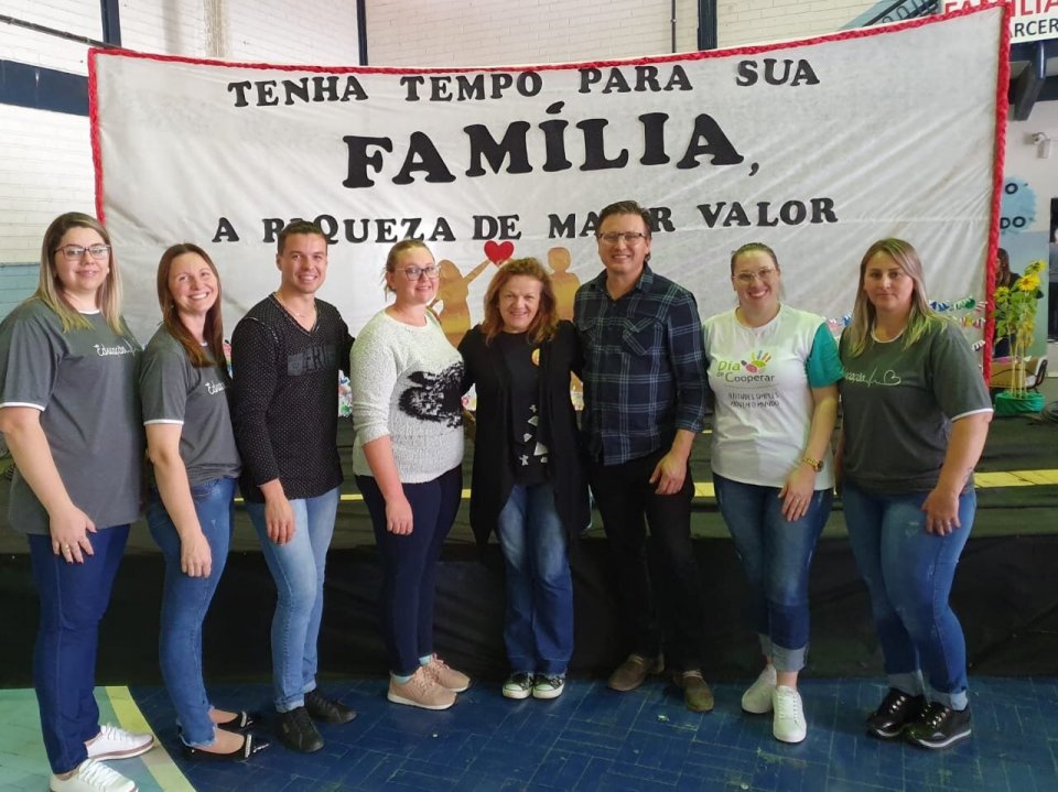 Contação de Histórias encanta pais e alunos no Dia da Família na Escola