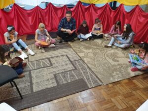 Contação de Histórias encanta pais e alunos no Dia da Família na Escola