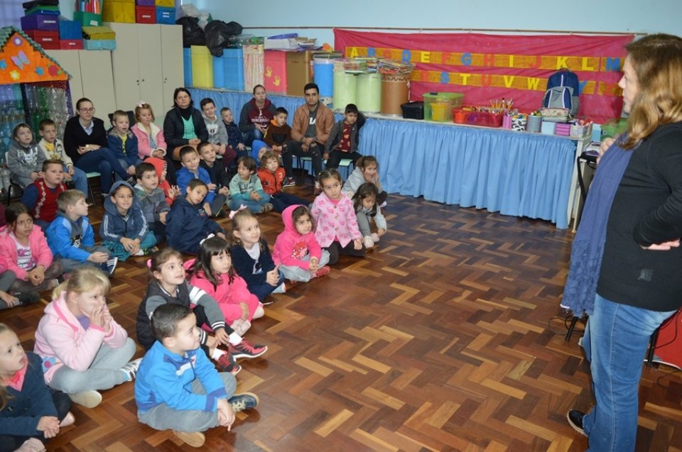 Escola Hebert de Souza recebe programa Roda de Leitura