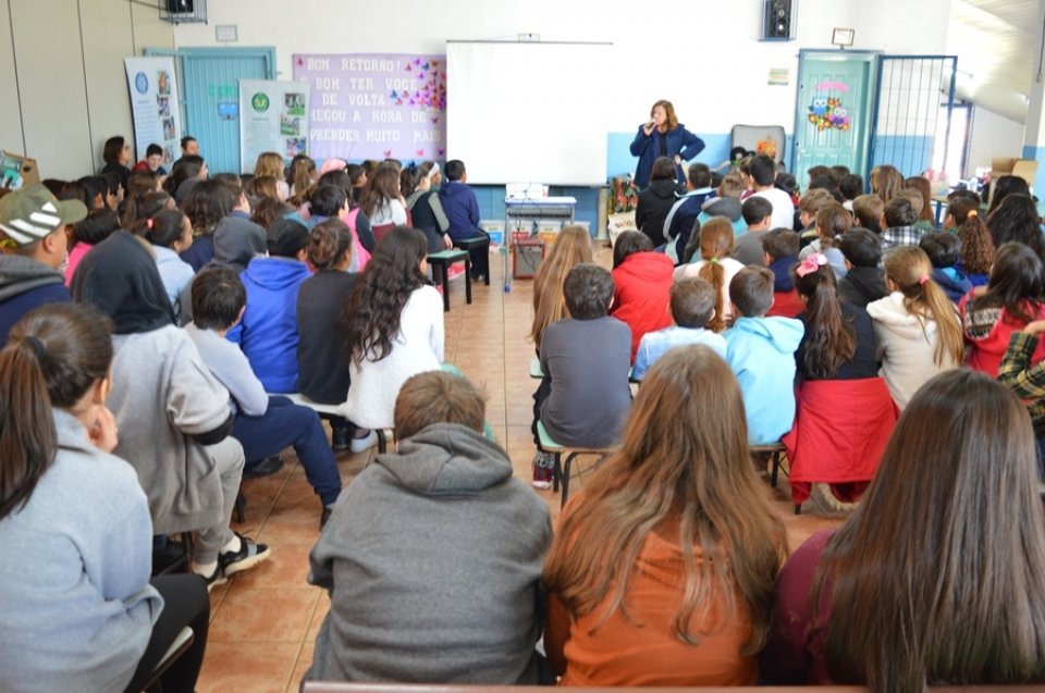 Escola Hebert de Souza recebe programa Roda de Leitura