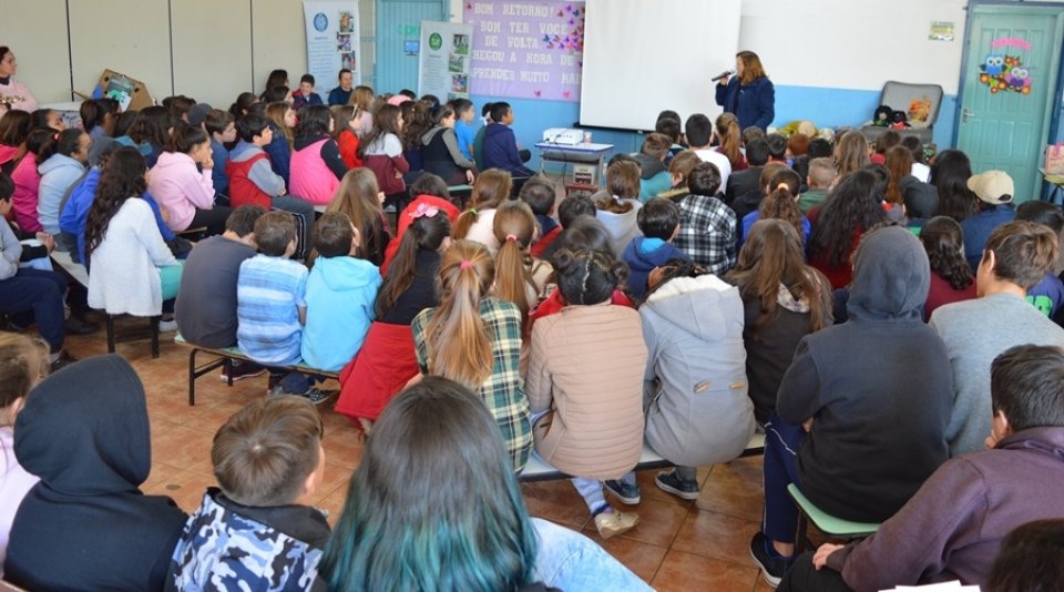 Escola Hebert de Souza recebe programa Roda de Leitura