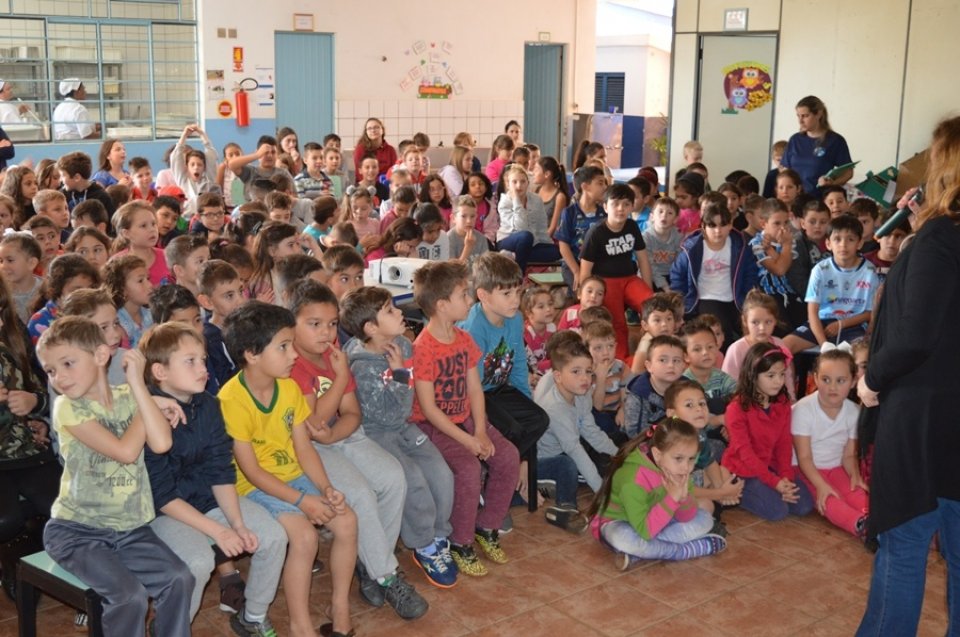 Escola Hebert de Souza recebe programa Roda de Leitura