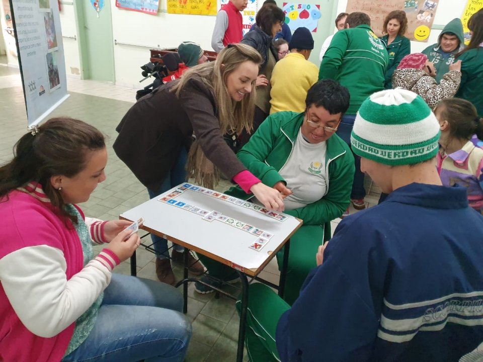 Eco Cooperação atende APAE de Xaxim e escolas em São Miguel do Oeste