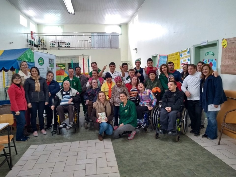 Eco Cooperação atende APAE de Xaxim e escolas em São Miguel do Oeste