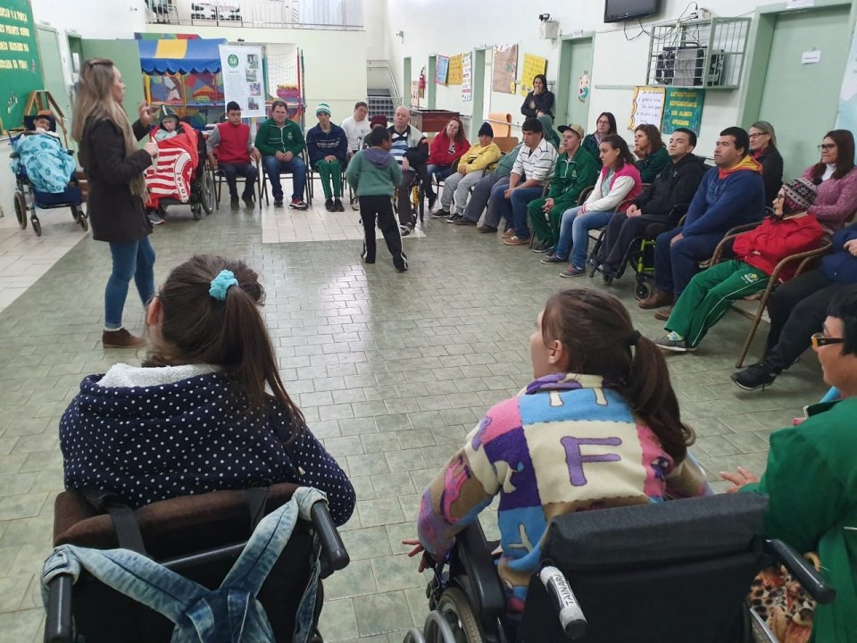 Eco Cooperação atende APAE de Xaxim e escolas em São Miguel do Oeste