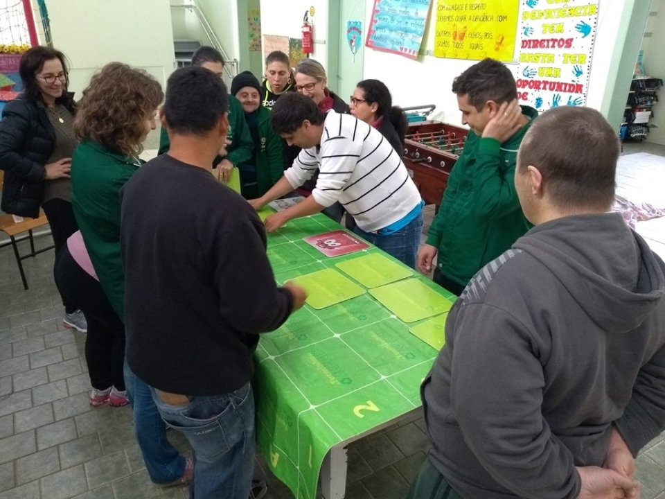 Eco Cooperação atende APAE de Xaxim e escolas em São Miguel do Oeste