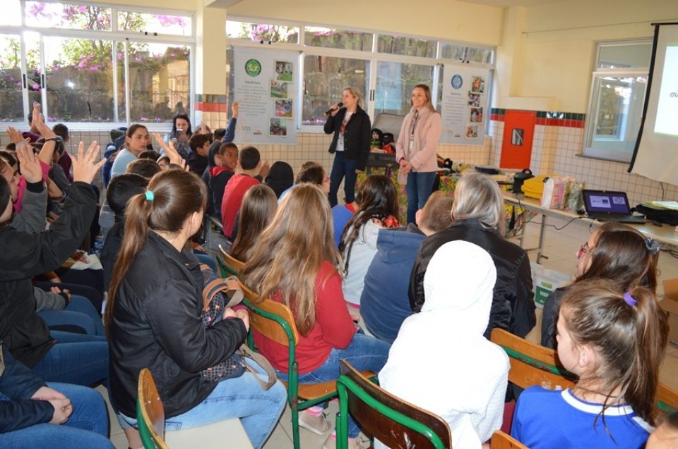 Eco Cooperação atende APAE de Xaxim e escolas em São Miguel do Oeste