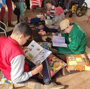 Roda de Leitura realiza contação de histórias na APAE de Xaxim/SC