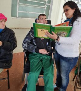 Roda de Leitura realiza contação de histórias na APAE de Xaxim/SC