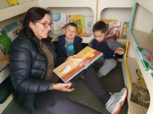 Roda de Leitura realiza contação de histórias na APAE de Xaxim/SC