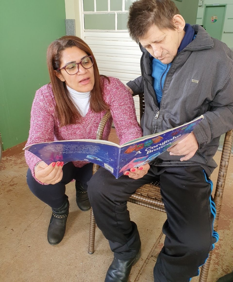 Roda de Leitura realiza contação de histórias na APAE de Xaxim/SC