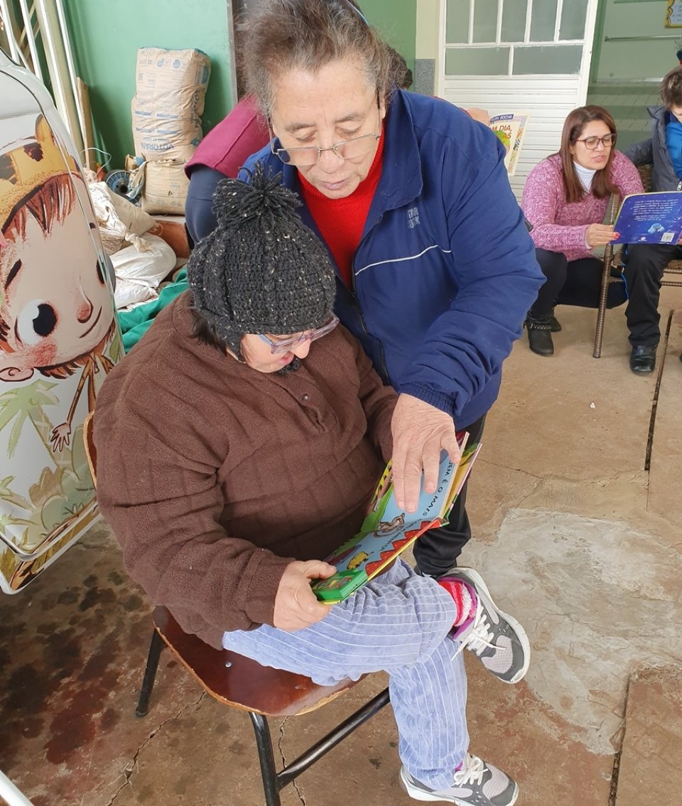 Roda de Leitura realiza contação de histórias na APAE de Xaxim/SC