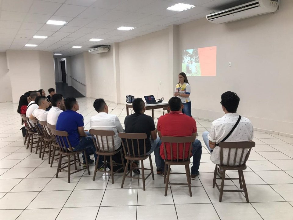 Intercambistas colombianos conhecem a história da Aurora Alimentos