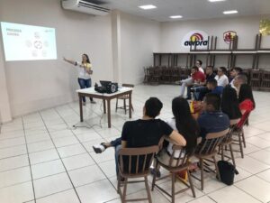 Intercambistas colombianos conhecem a história da Aurora Alimentos