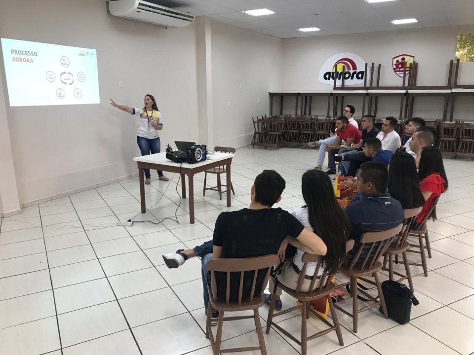 Intercambistas colombianos conhecem a história da Aurora Alimentos