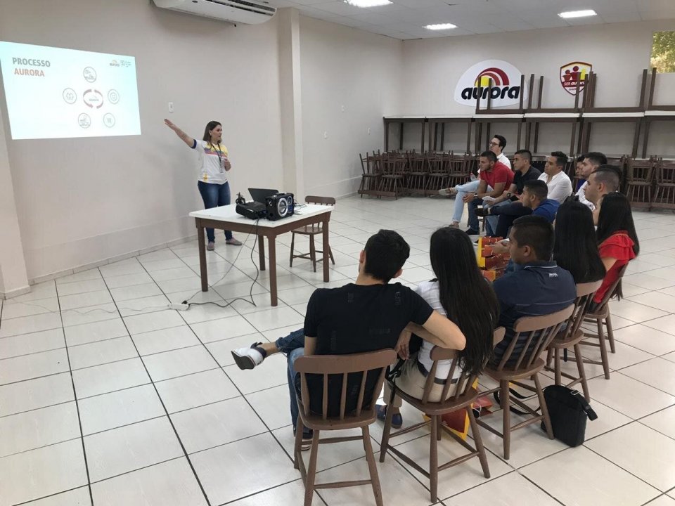 Intercambistas colombianos conhecem a história da Aurora Alimentos