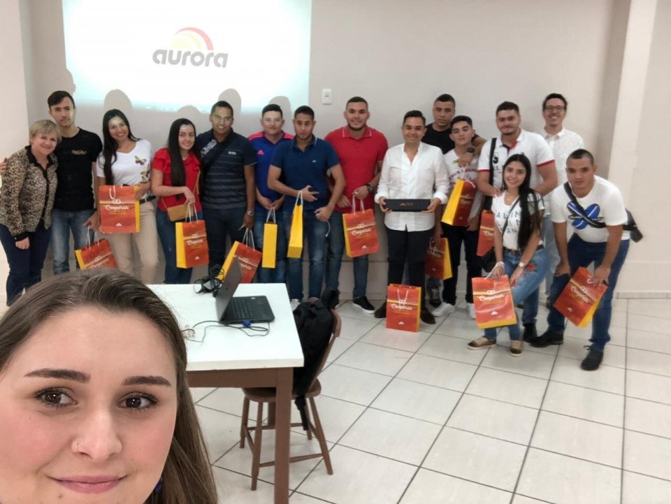 Intercambistas colombianos conhecem a história da Aurora Alimentos