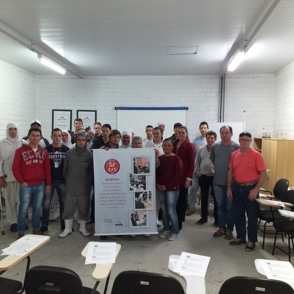Empregados da Aurora em Erechim participam de treinamento do programa Família é Tudo