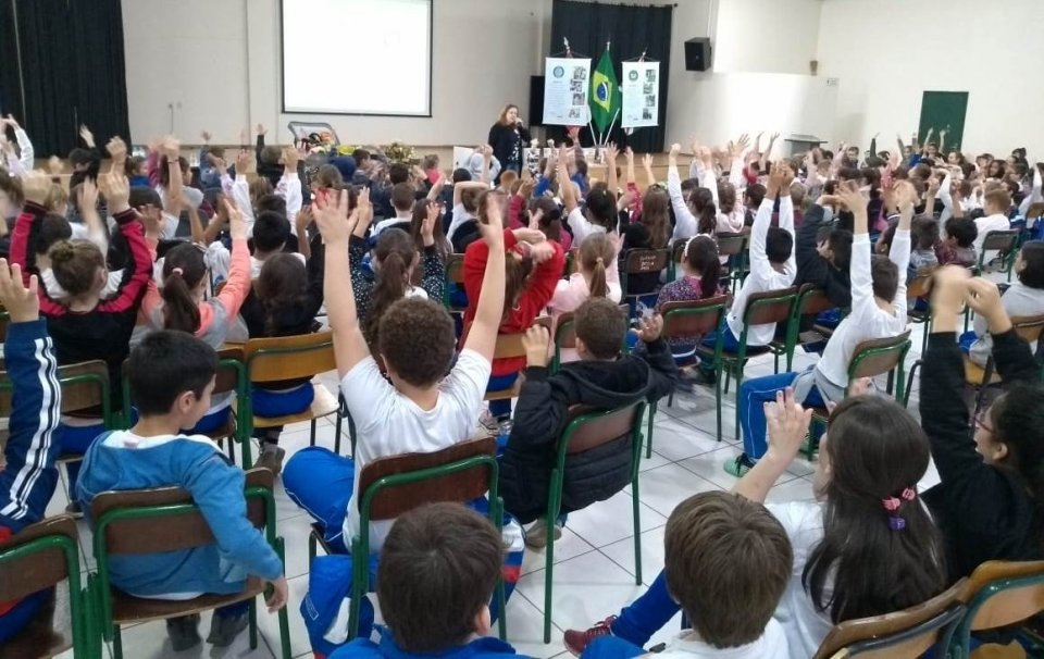 Roda de Leitura realiza contação de histórias em Pinhalzinho/SC