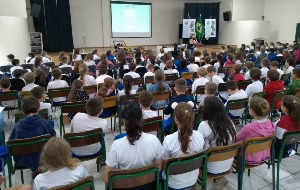 Roda de Leitura realiza contação de histórias em Pinhalzinho/SC