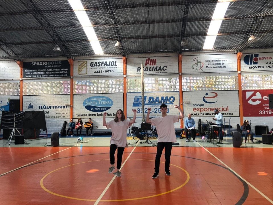 Vozes do Corpo apresenta coreografias no ExpoMusic do Colégio Exponencial