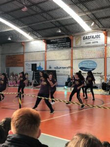 Vozes do Corpo apresenta coreografias no ExpoMusic do Colégio Exponencial