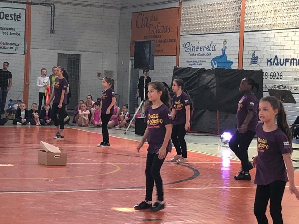 Vozes do Corpo apresenta coreografias no ExpoMusic do Colégio Exponencial