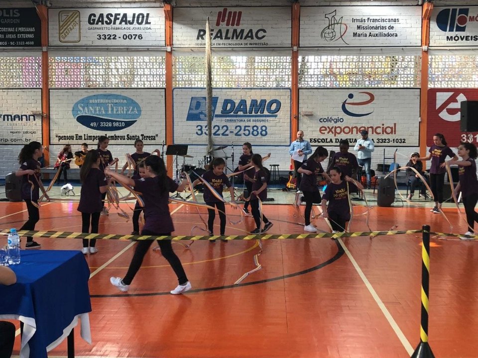 Vozes do Corpo apresenta coreografias no ExpoMusic do Colégio Exponencial