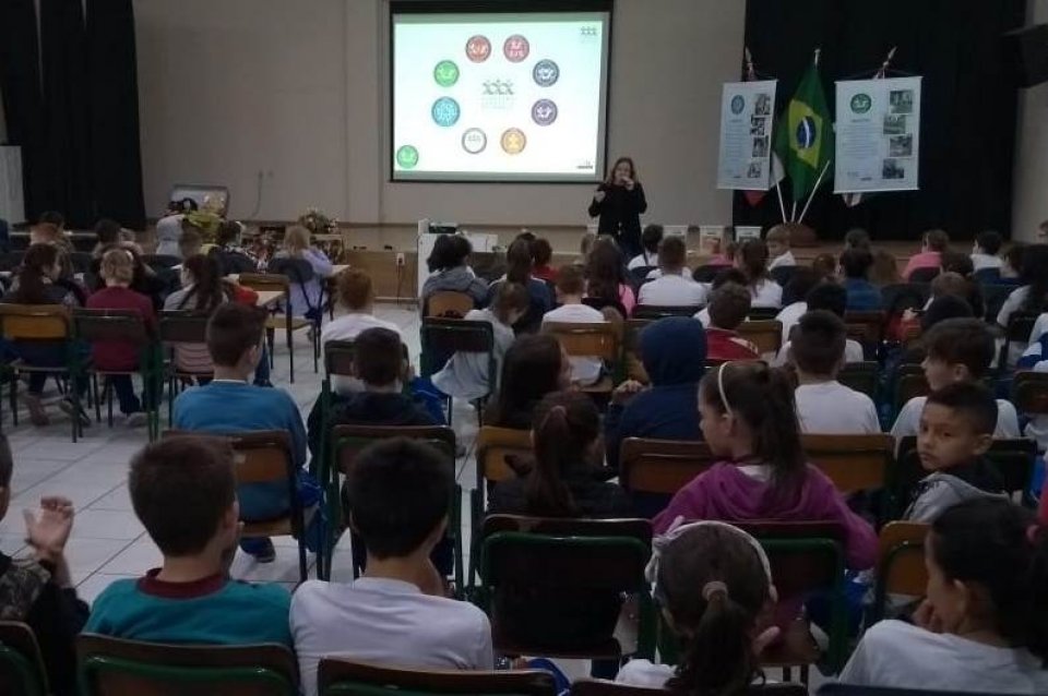 Roda de Leitura leva contação de histórias para escola em Pinhalzinho/SC
