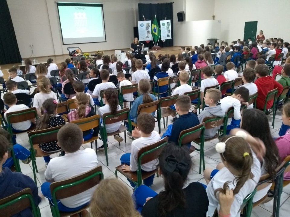 Roda de Leitura leva contação de histórias para escola em Pinhalzinho/SC