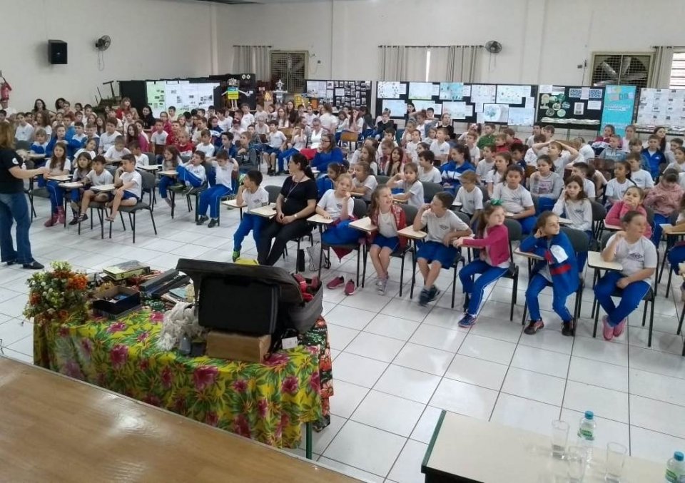 Roda de Leitura leva contação de histórias para escola em Pinhalzinho/SC