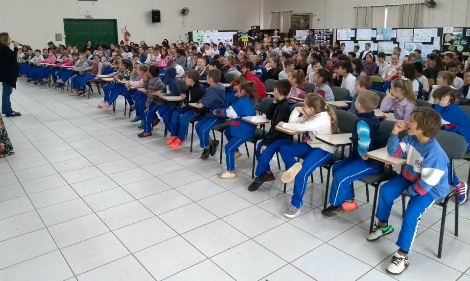 Roda de Leitura leva contação de histórias para escola em Pinhalzinho/SC