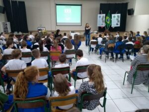Roda de Leitura leva contação de histórias para escola em Pinhalzinho/SC