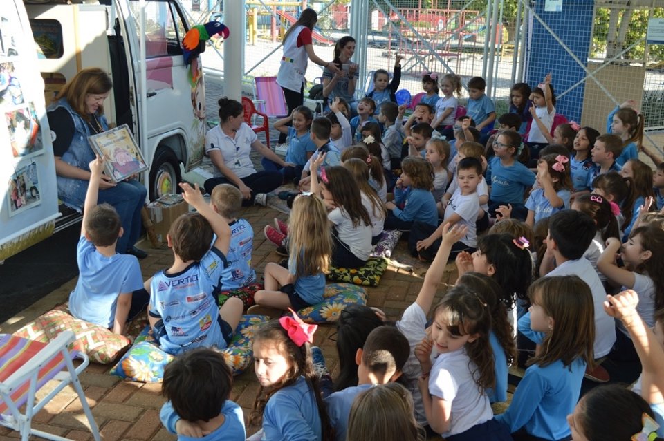 Roda de Leitura participa da Feira do Livro do Colégio Marista em Chapecó