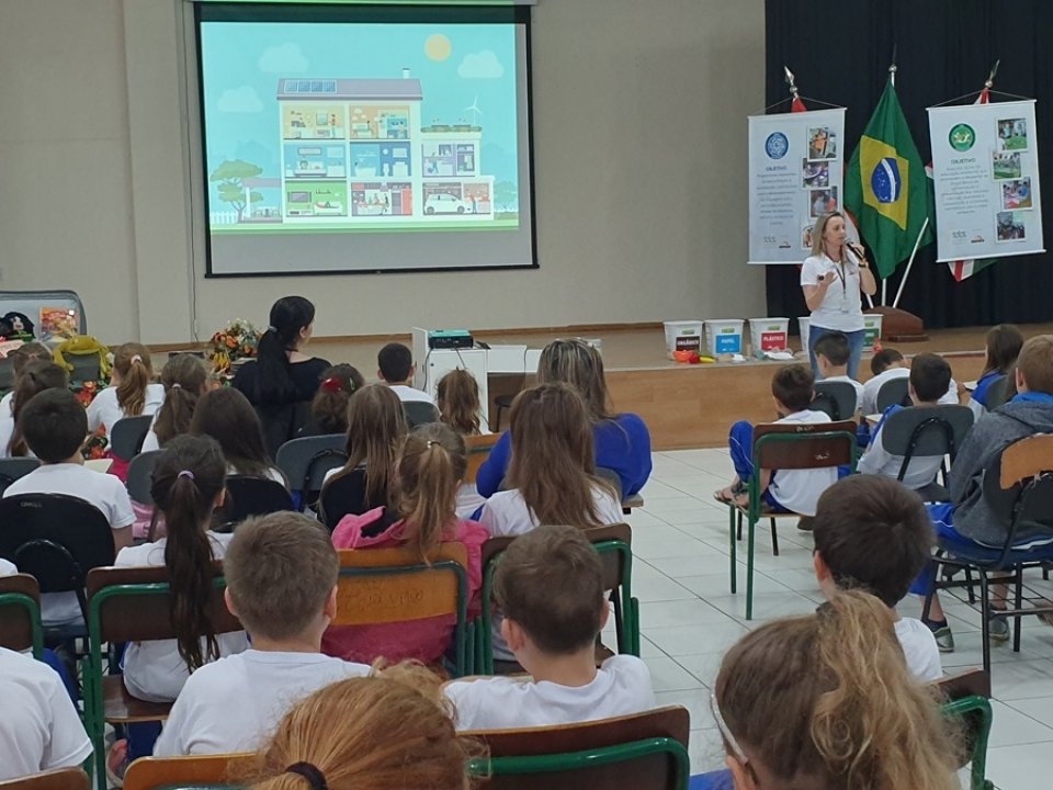 Eco Cooperação atende escolas em Chapecó e Pinhalzinho