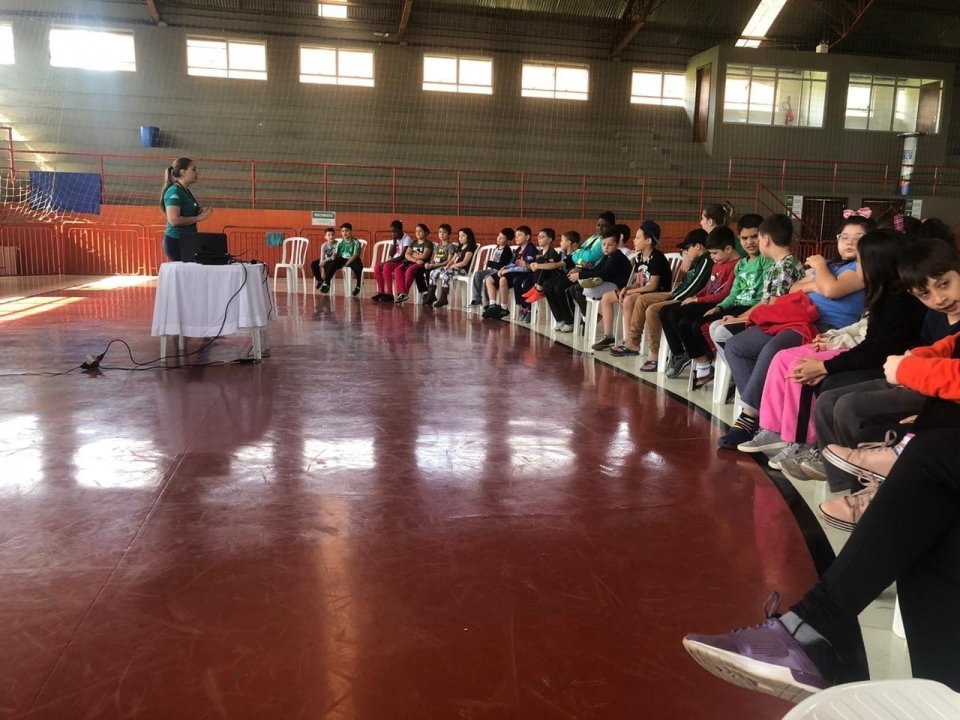 Alunos da E.B.M. Rui Barbosa conhecem Praça da Cooperação