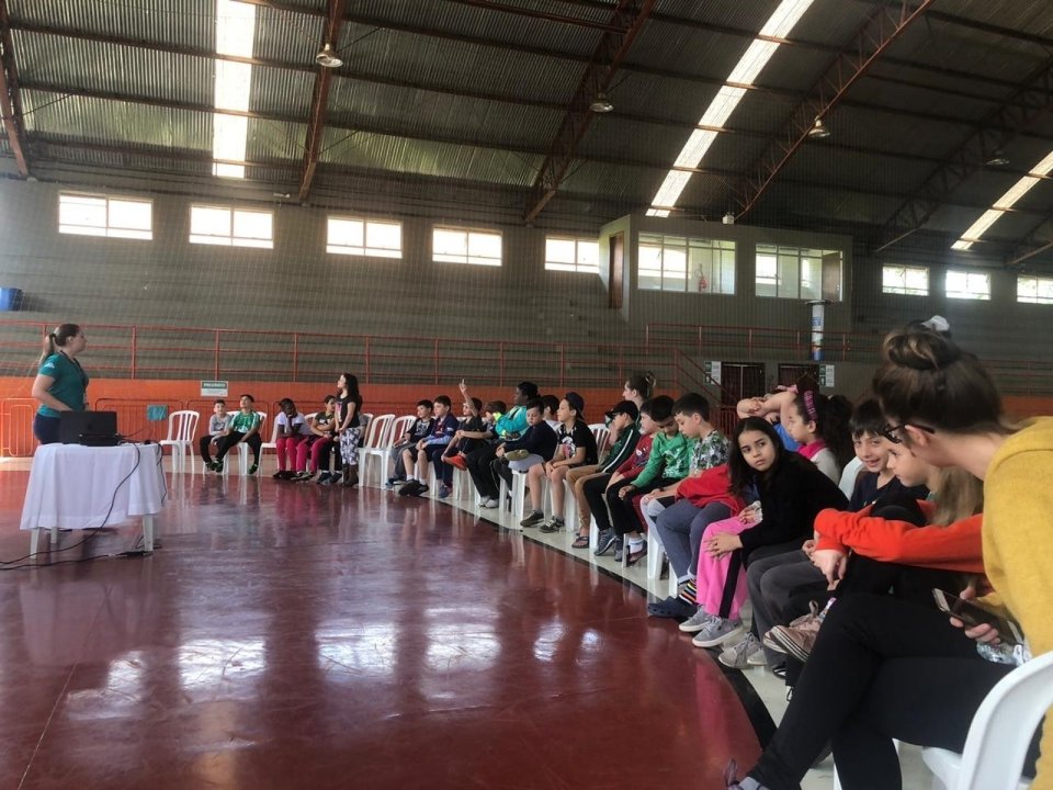 Alunos da E.B.M. Rui Barbosa conhecem Praça da Cooperação